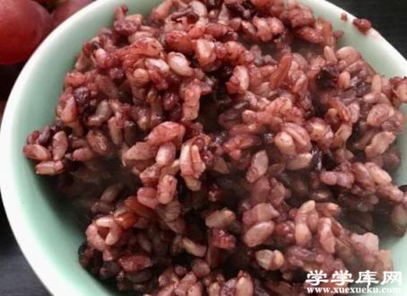 糙米飯的正確煮法 提前浸泡加水蒸煮即可