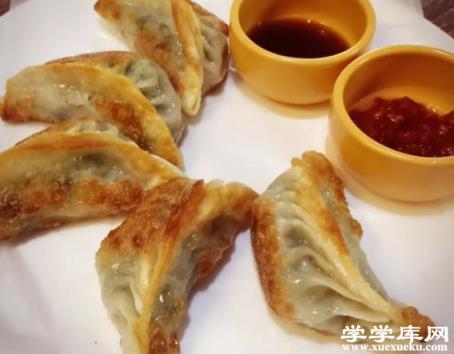 餃子怎么蒸皮不硬 熱水和面用濕毛巾包起來刷油