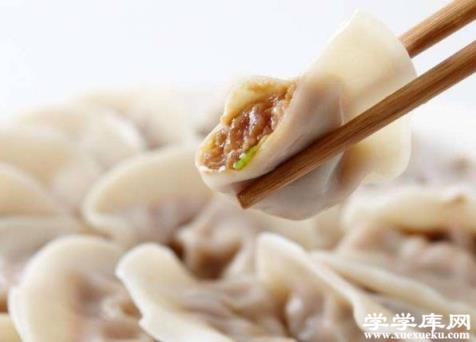 餃子凍成一坨怎么辦 稍微解凍再掰開下鹽水煮